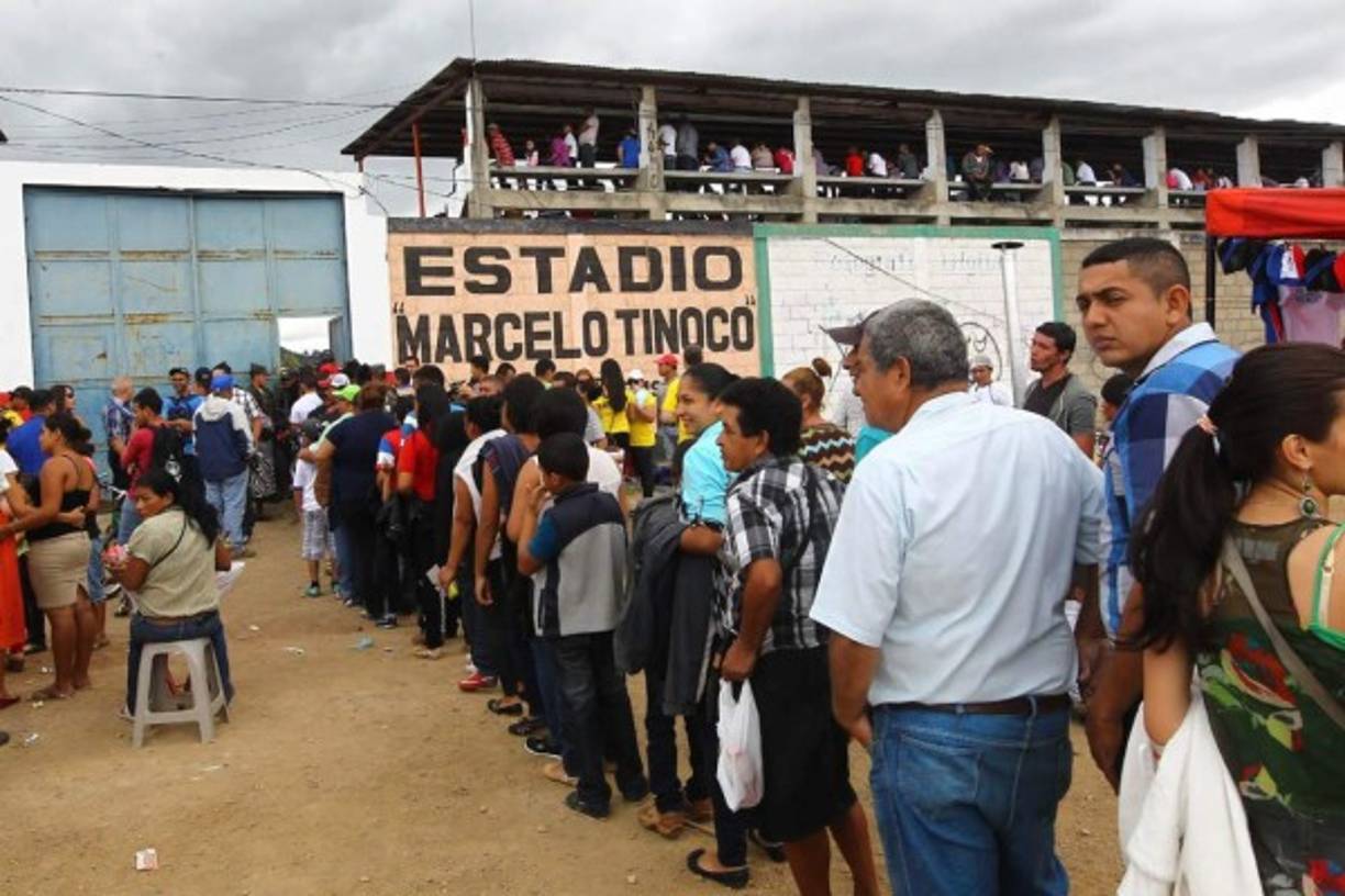 Real Madrid's Brazilian forward Vinicius Junior (L) vies with UD Melilla's Spanish defender Ricardo Segura Richi during the Spanish King's Cup (Copa del Rey) football match between UD Melilla and Real Madrid CF at the Alvarez Claro municipal stadium in the autonomous city of Melilla on October 31, 2018. (Photo by JORGE GUERRERO / AFP)