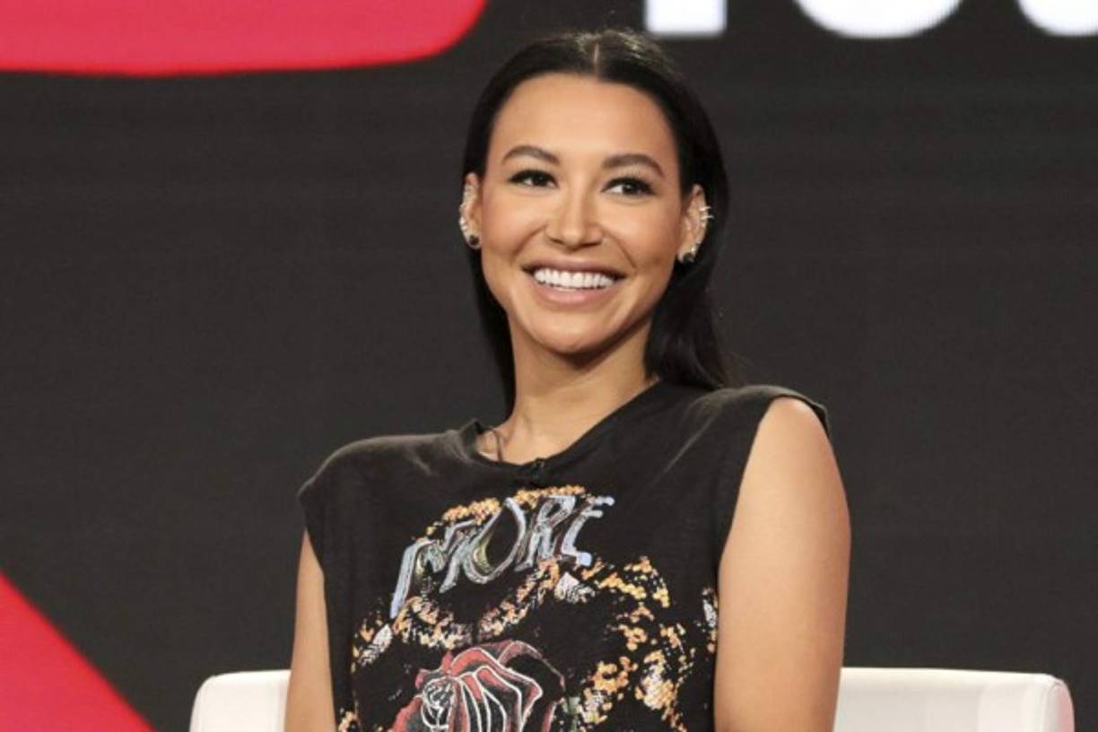 Naya Rivera (33 años): <br/><br/>La actriz de origen puertorriqueño falleció ahogada el 8 de julio después de salir a pasear en un bote con su hijo, Josey Hollis Dorsey, en el lago situado en el Bosque Nacional Los Padres, al norte de Los Ángeles.<br/><br/>Rivera se convirtió en un rostro muy popular de la televisión por su papel como Santana López en la serie musical 'Glee' (2009-2015), que se convirtió rápidamente en un fenómeno de masas.<br/><br/>Este trabajo, que le hizo merecedora de los premios latinos del espectáculo Alma, lo compaginó con una incipiente carrera musical, que se estrenó con el sencillo 'Sorry', tema coescrito por la actriz.