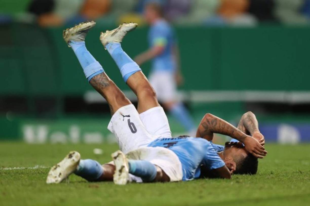 Tras el pitazo final, Raheem Sterling y Gabriel Jesús se tiraron a llorar en el campo por la eliminación del Manchester City.