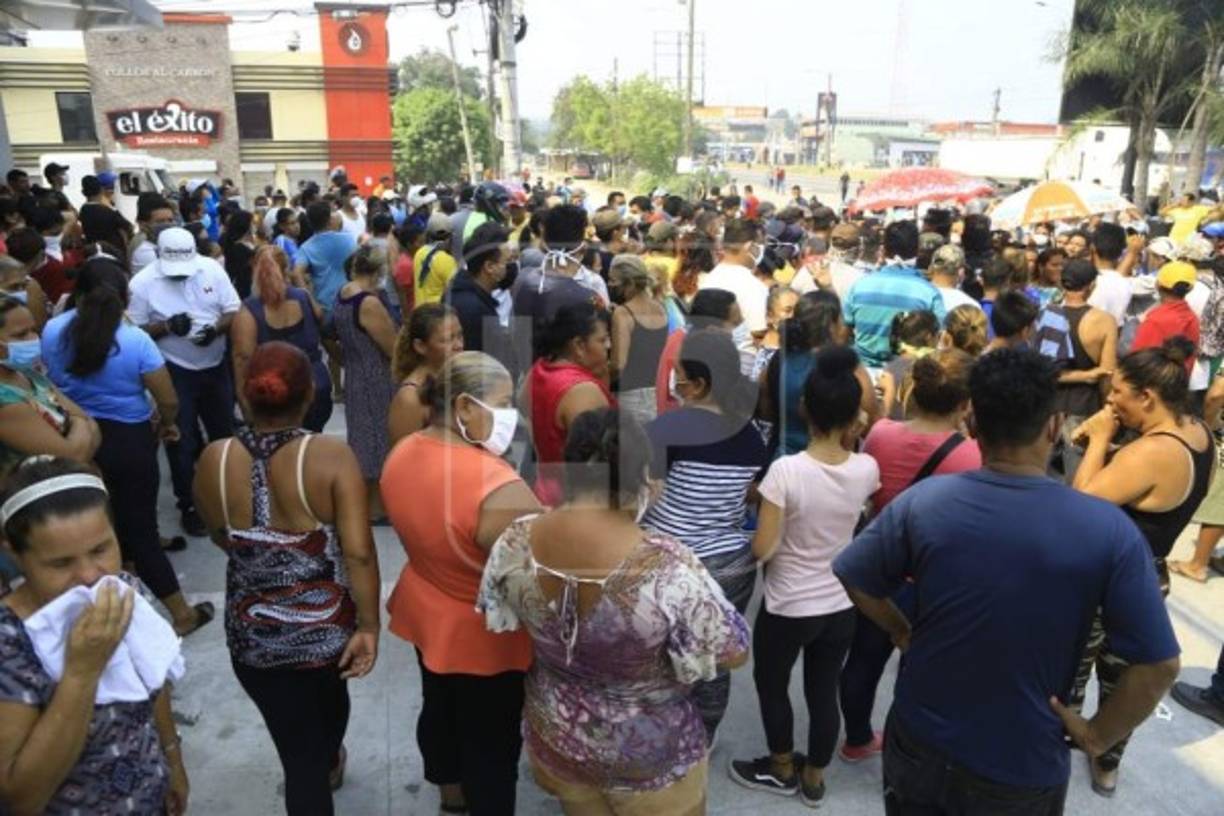 Agentes de la Policía Militar llegaron al lugar para intentar dialogar con los vecinos y pedirles que retornaran a sus hogares por el riesgo de contagio de COVID-19 que corrían al estar aglomerados.