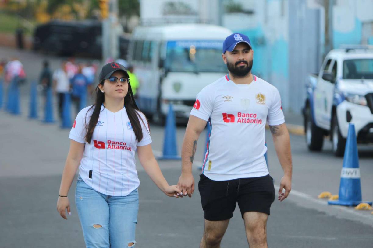 Una pareja de olimpistas que se instalaron desde temprano en el recinto deportivo de Tegucigalpa.