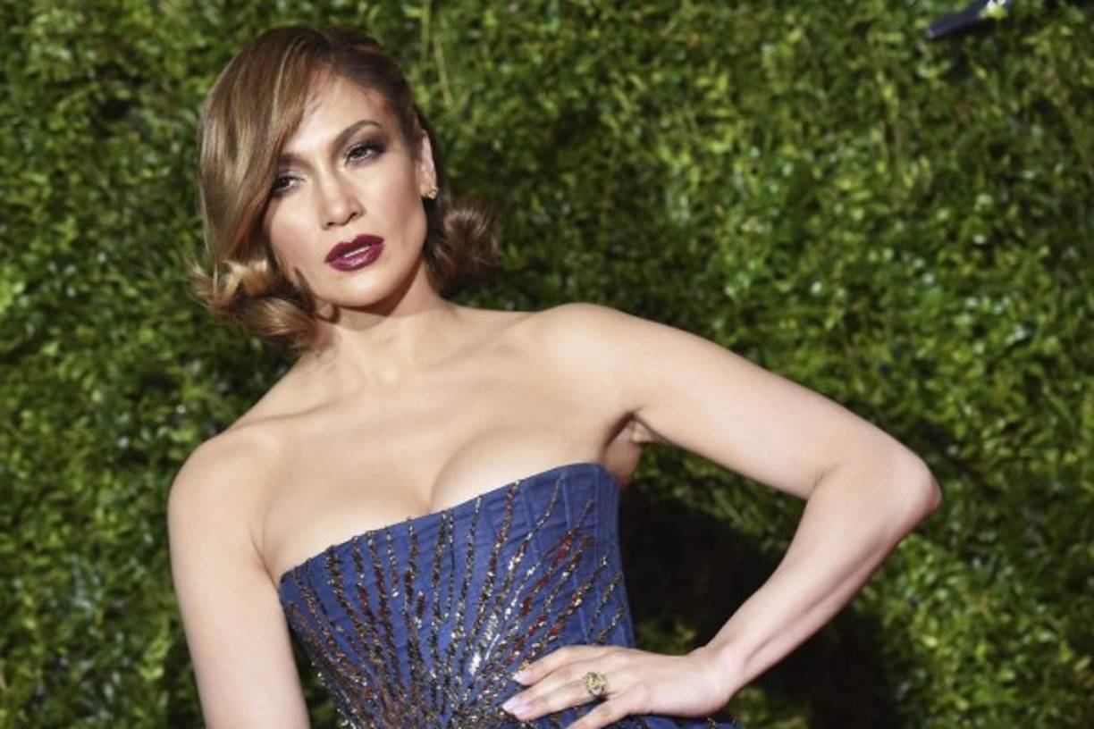 Jennifer Lopez. Su 'look': Vestido azul con 'paillettes' doradas, de Valentino Alta Costura; 'clutch' de Jimmy Choo; joyas de Harry Winston; y zapatos de Christian Louboutin.