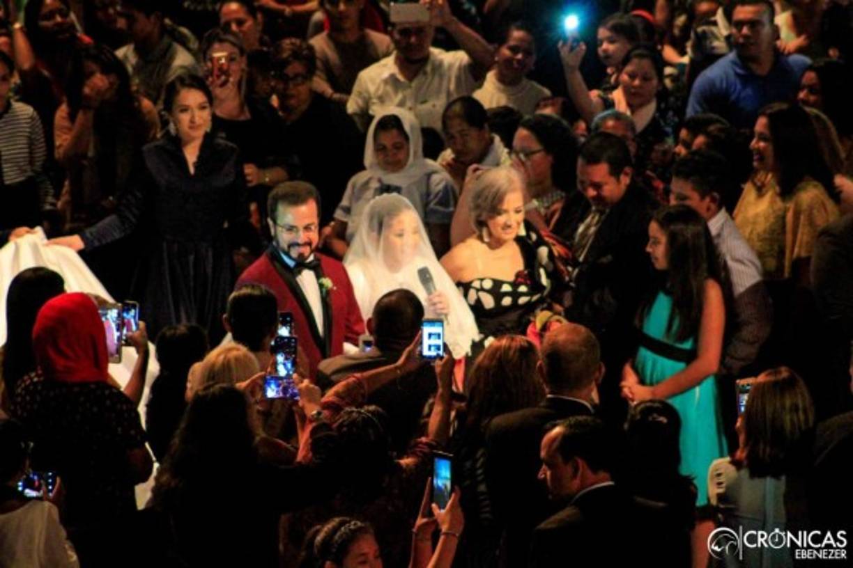 Todas las familias que se congregan en el templo evangélico asistieron al evento con sus mejores galas para celebrar el esperado acontecimiento.
