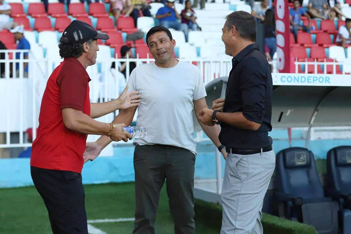 El entrenador del Olimpia mostró el buen rollo que hay con el cuerpo técnico del Victoria.
