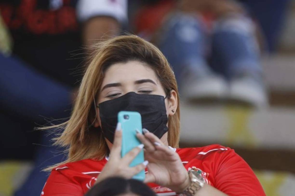 Esta joven llegó bien identificada con la camiseta de la Real Sociedad.