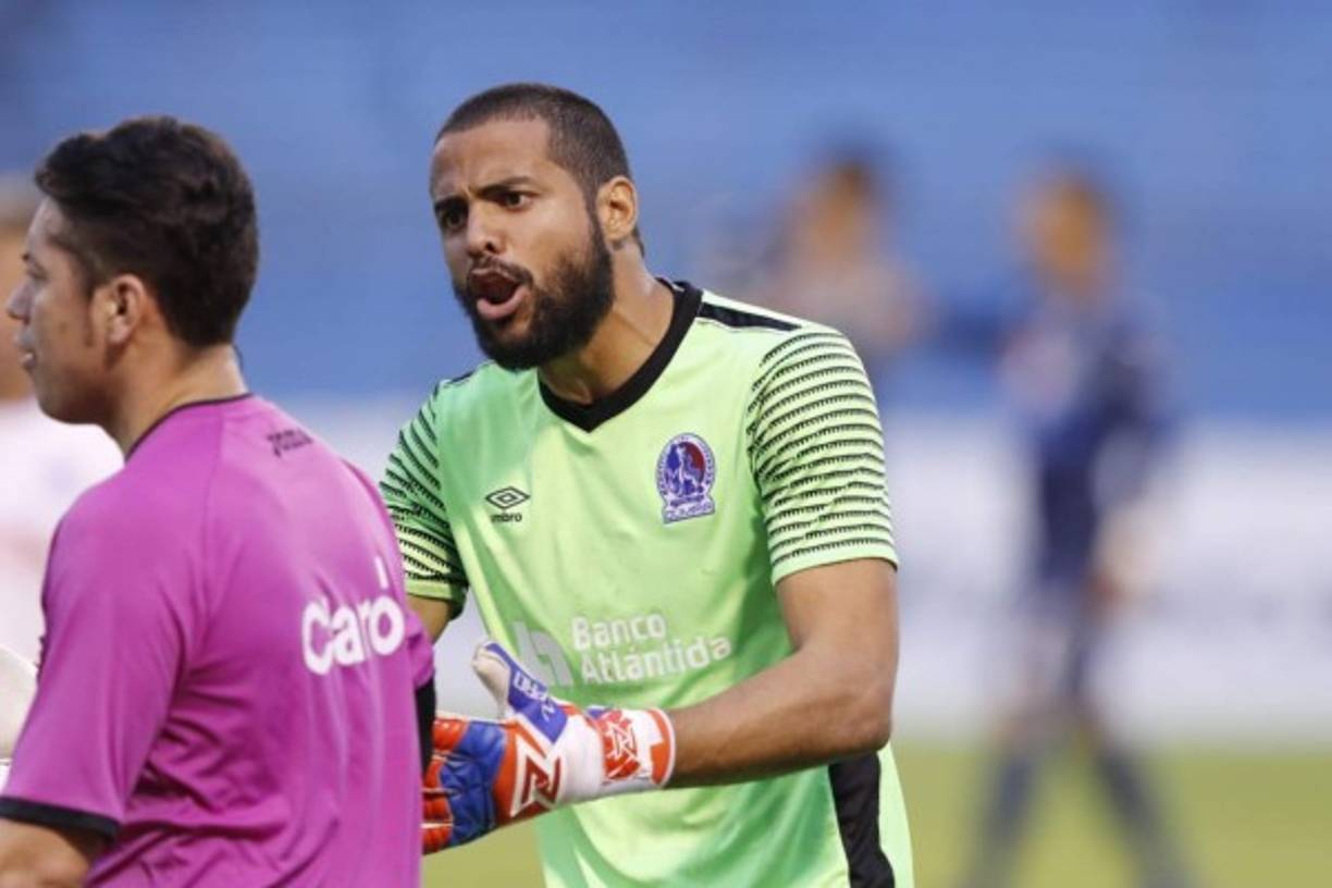 Edrick Menjívar le reclama a un árbitro durante el clásico.