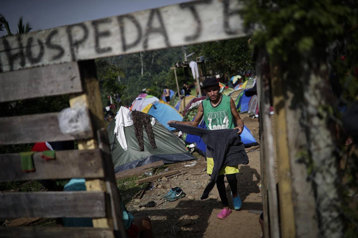 El comisionado Serrano afirma que el problema se acentúa cuando el migrante no tiene suficiente dinero para continuar su trayecto hacia el norte, lo que hace que quizá 1,000 que no pueden continuar se sumen a las 3,000 nuevas llegadas, desbordando el sistema.