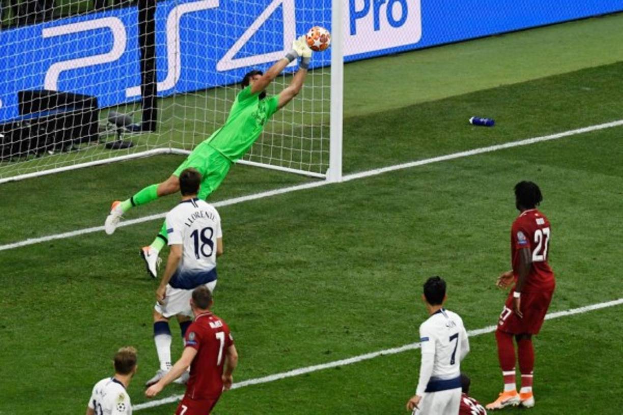 Alisson Becker sacó de manera espectacular varios remates del Tottenham. El portero del Liverpool fue la figura en los minutos finales.