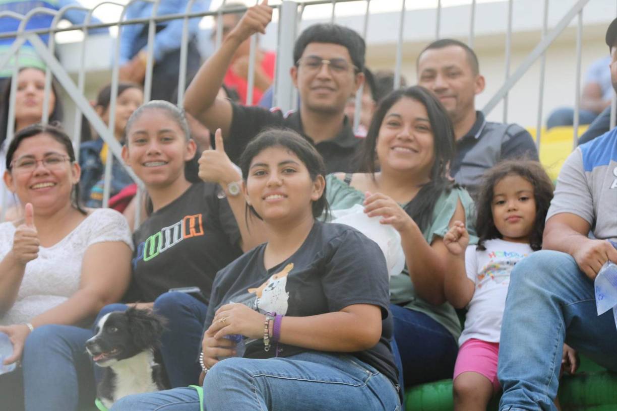Aficionados que llegaron al estadio Carlos Miranda de Comayagua posaron para el lente de Diario LA PRENSA.