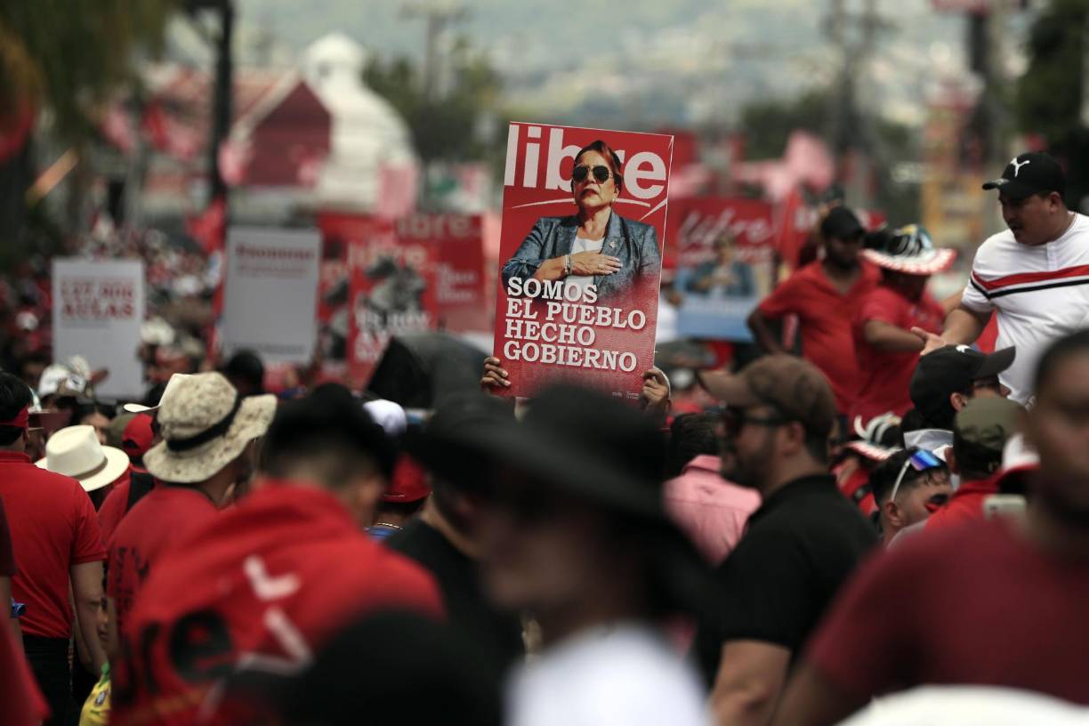 La mandataria subrayó que aquellos que “se niegan a pagar impuestos, los que saquearon las arcas del Estado, los que destruyeron y privatizaron las empresas públicas con corruptos fideicomisos públicos-privados, los que negociaron la soberanía y vendieron el territorio en Zedes (Zonas de Empleo y Desarrollo), tienen que rendir cuentas y no voy a permitirles que organicen un golpe de Estado nunca más”.