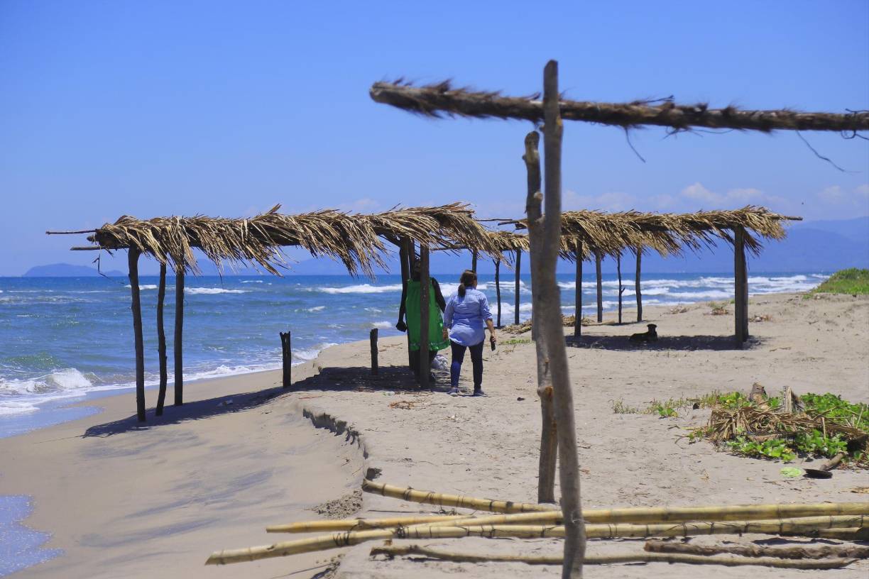 En la aldea de Miami solo vive una familia garífuna. La lideresa Graciela Martínez es el principal ícono de la comunidad, poblada mayormente por mestizos que se dedican a la pesca. Los fines de semana también ofrecen viajes en lancha para recorrer la laguna de Los Micos.