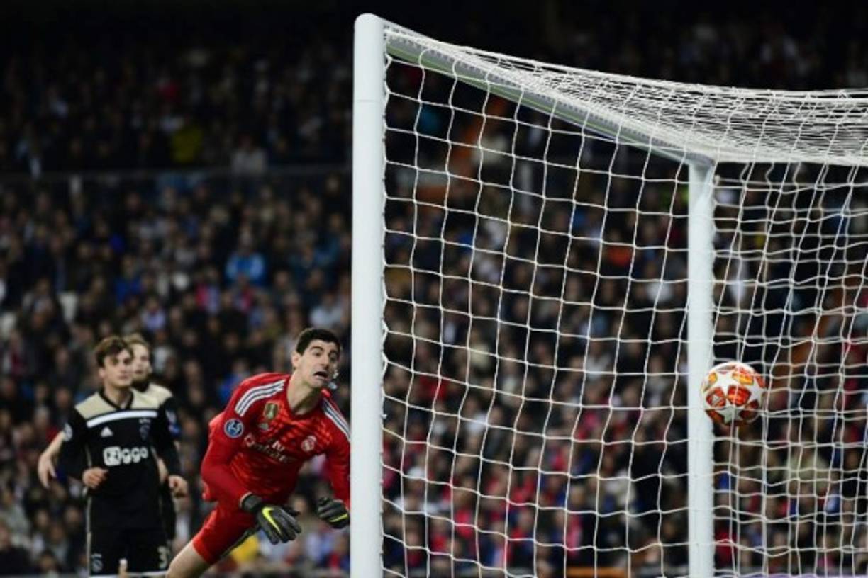 Lasse Schone en el minuto 72 puso el 1-4 del Ajax mediante un tiro libre. Courtois no pudo llegarle a la pelota.