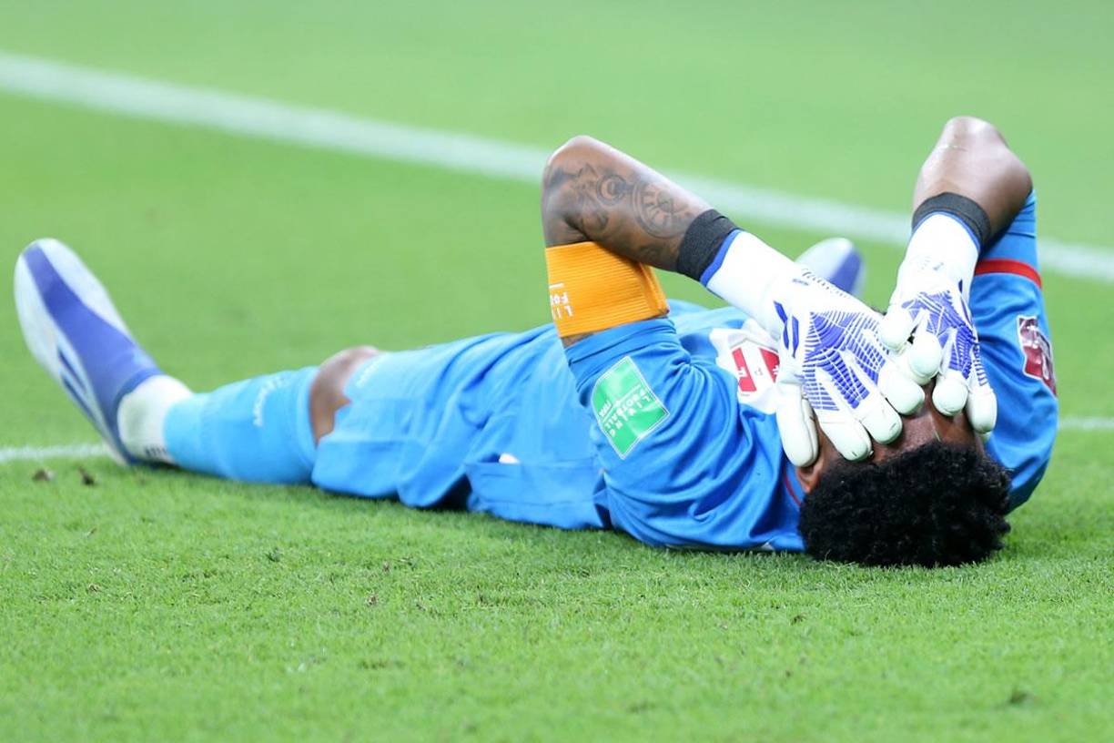 El portero peruano Pedro Gallese llora por la eliminación en el repechaje intercontinental.