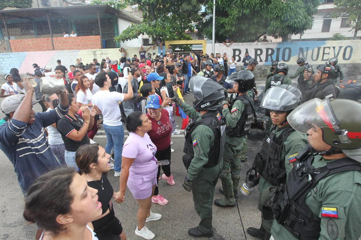 Las protestas comenzaron desde la mañana y fueron subiendo el tono a lo largo del día.