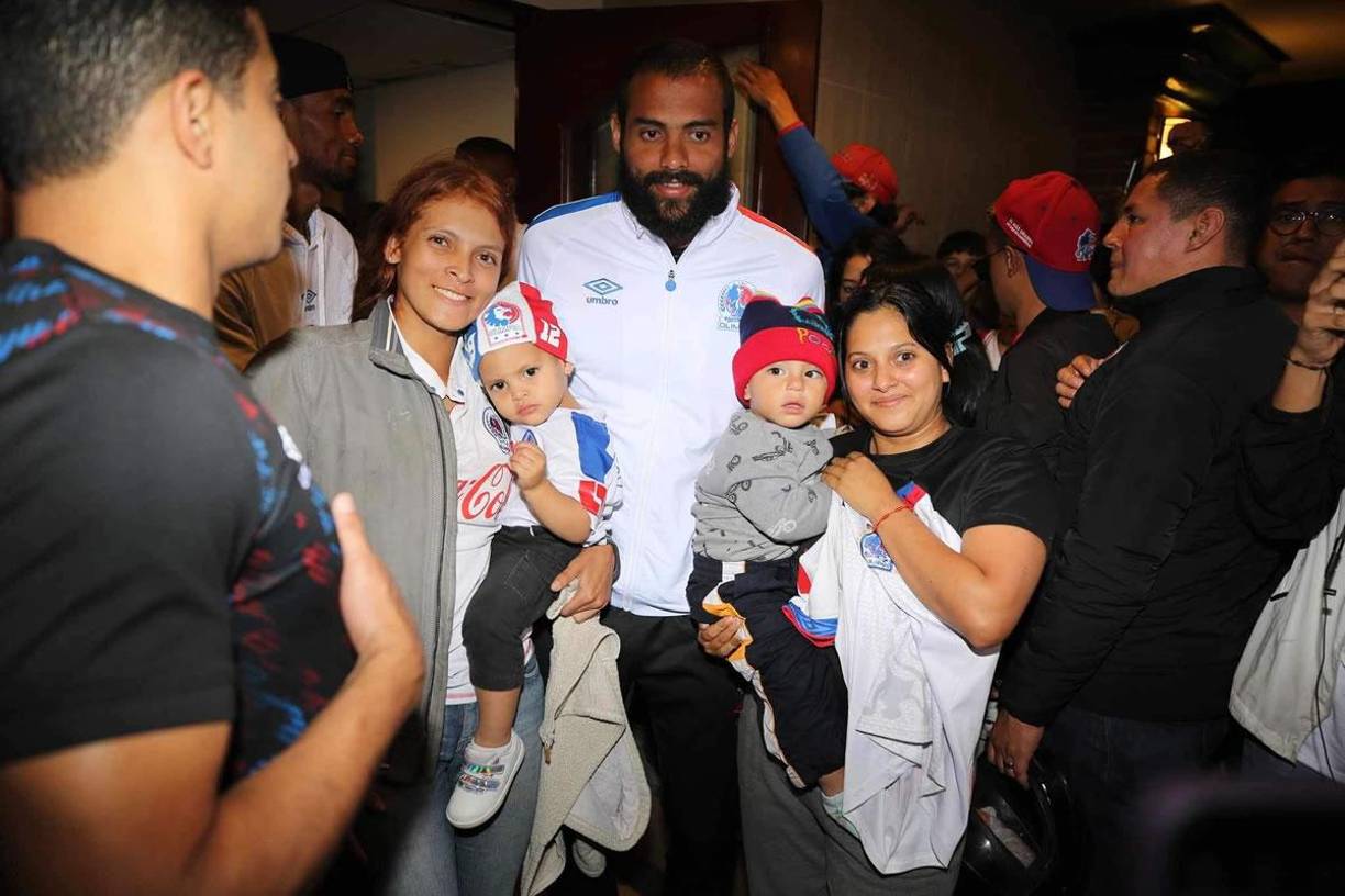 Los aficionados merengues buscaron a Edrick Menjívar, quien se ha robado el show en los últimos días. El arquero quiere sumar un nuevo título liguero.