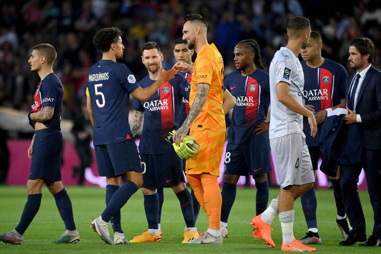 Los jugadores del PSG y Clermont se saludan tras el final del partido.