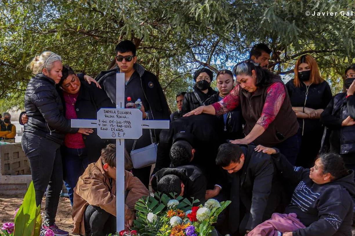 También nueve lesiones en manos en signo de mecanismo de defensa por sobrevivir a su atacante.