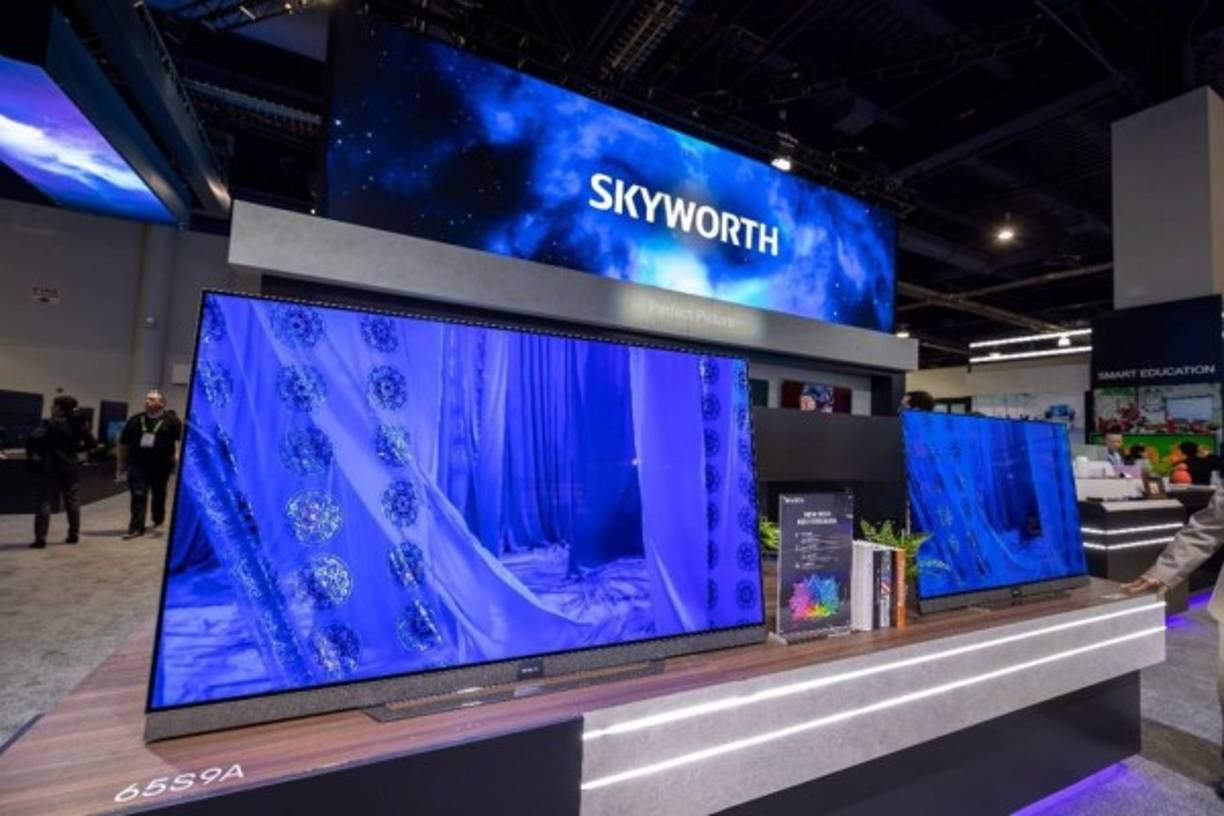 Televisiones con cámara <br/><br/>El grupo chino Skyworth saca a la venta sus nuevos televisores en Estados Unidos y en Europa con tecnologías integradas de inteligencia artificial y cámaras dirigidas hacia el espectador. <br/><br/>La inteligencia artificial y las cámaras permitirán llevar a cabo videollamadas, sacar fotos e incluso seguir los movimientos del cuerpo para aplicaciones de deportes o de juegos. <br/><br/><br/><br/>