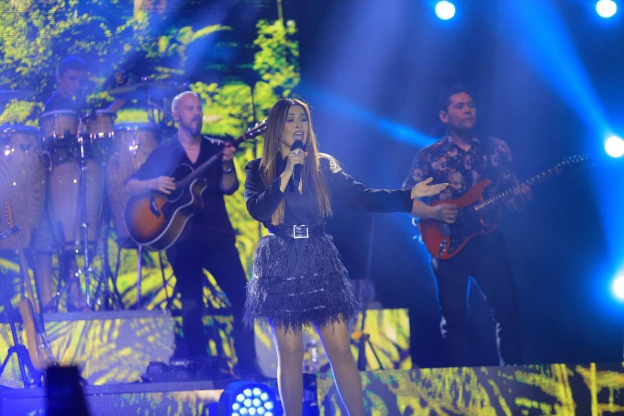 Fanáticos y diferentes personalidades de la escena social y artística del país se deleitaron con la magistral presentación de la artista chilena. 