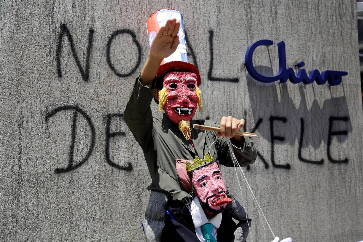 Nelson Bonilla, de 21 años, contó a Efe que se vio motivado en participar por “todos estos acontecimientos”, en referencia a la Ley Bitcóin y el cese de jueces.”No se ha respetado la institucionalidad ni el Estado de Derecho, eso es lo que me motiva a estar acá”, sostuvo, y añadió que al país “le hace falta bastante” avanzar en educación y en salud.