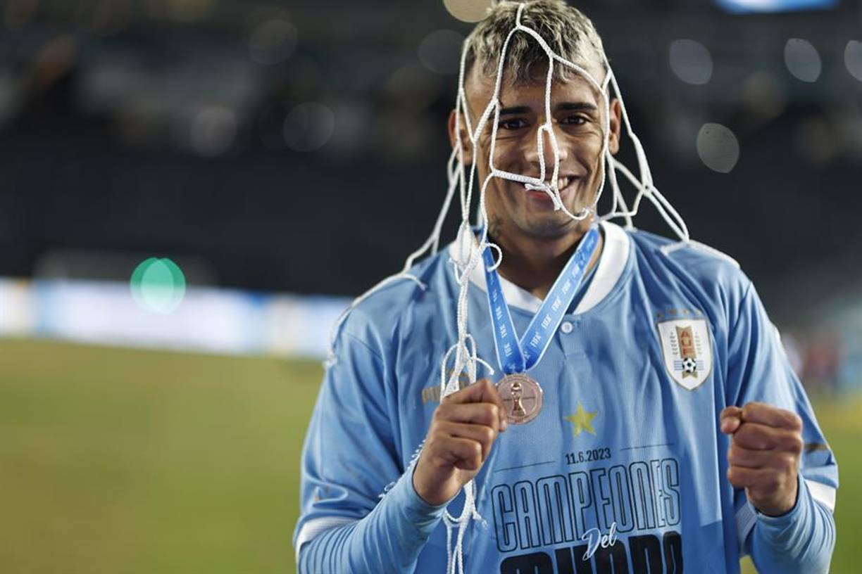 Luciano Rodríguez de Uruguay posa con la medalla tras ganar el Mundial Sub-20 de Argentina.