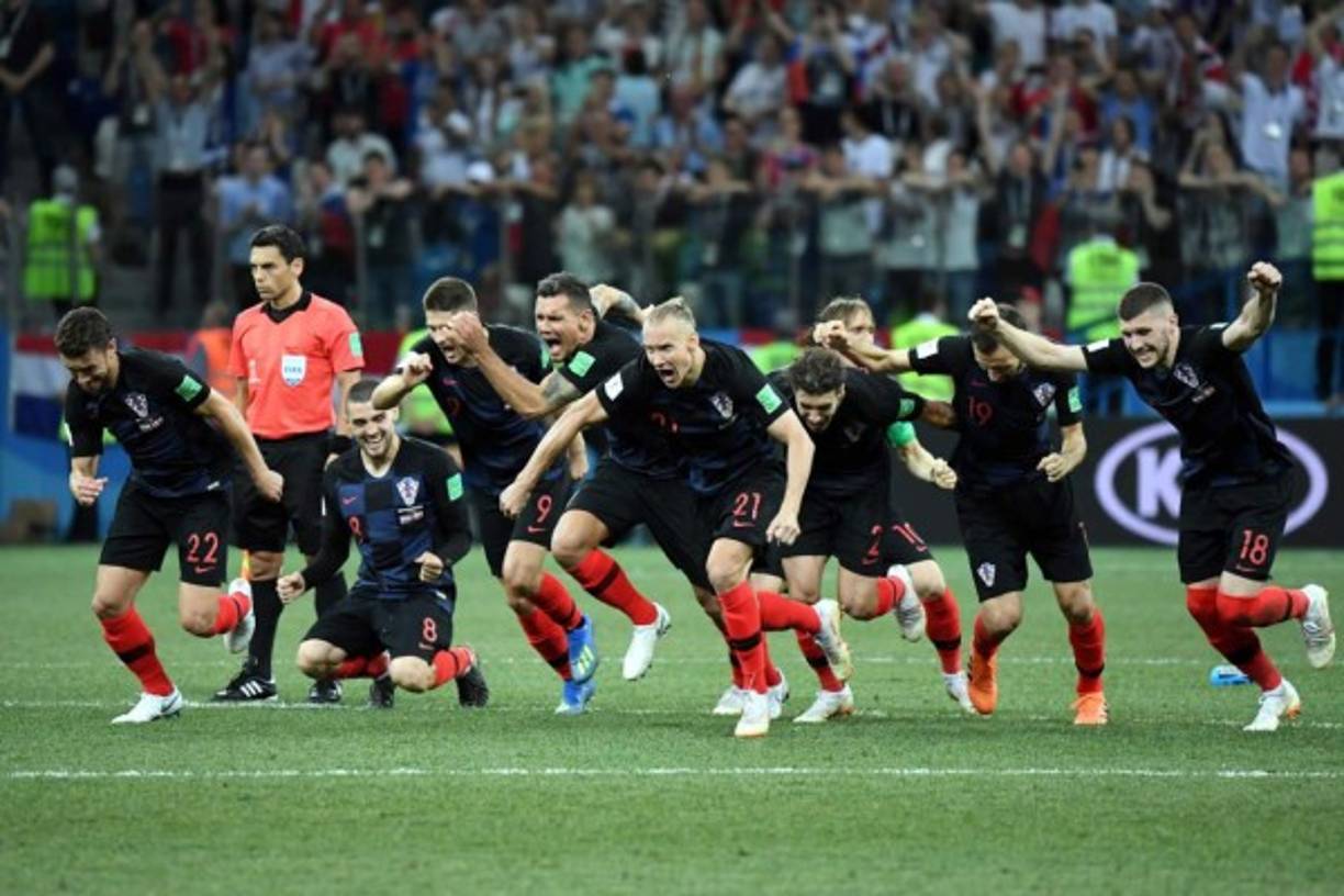 Los jugadores de Croacia corren a celebrar la victoria tras el penal de Rakitic. Foto AFP