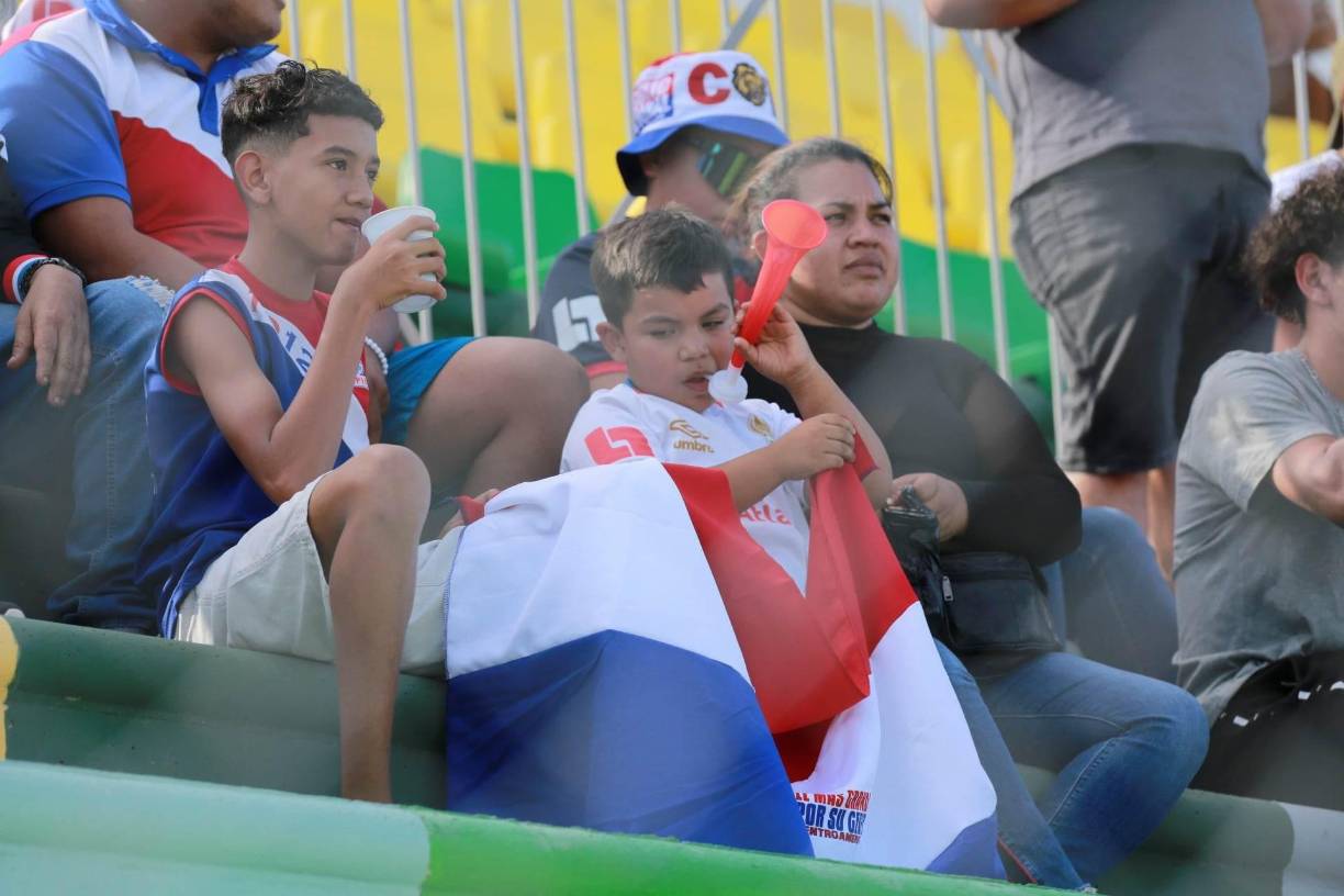 Los pequeños aficionados también llenaron de ambiente la previa del partido.
