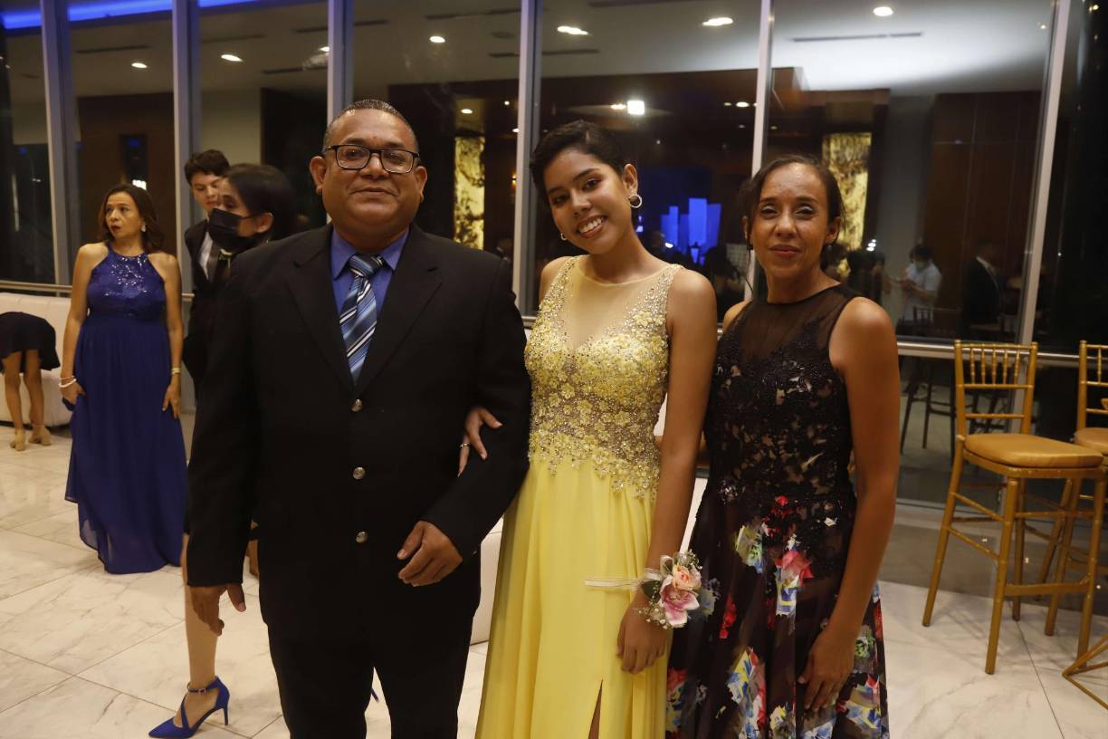 Carlos López, Alexa López y Karen Torres