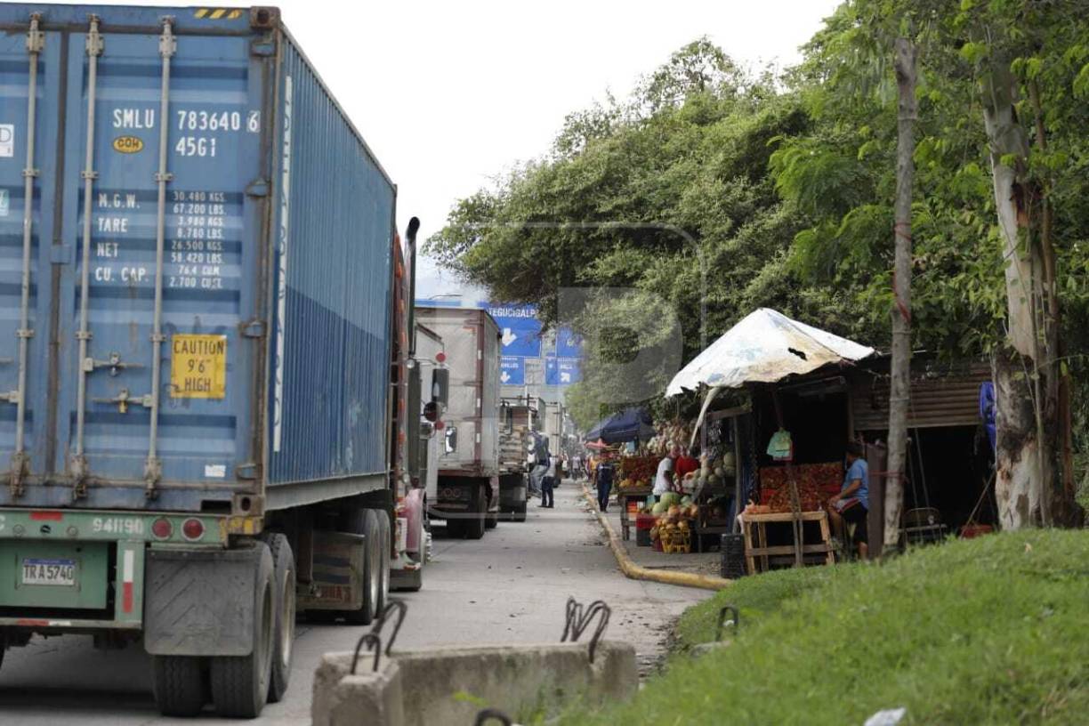 El tráfico vehicular se debe a un deslizamiento, provocado por las lluvias, registrado ayer en la carretera CA-11, a la altura de la colonia Lempira, salida al occidente de Honduras. 