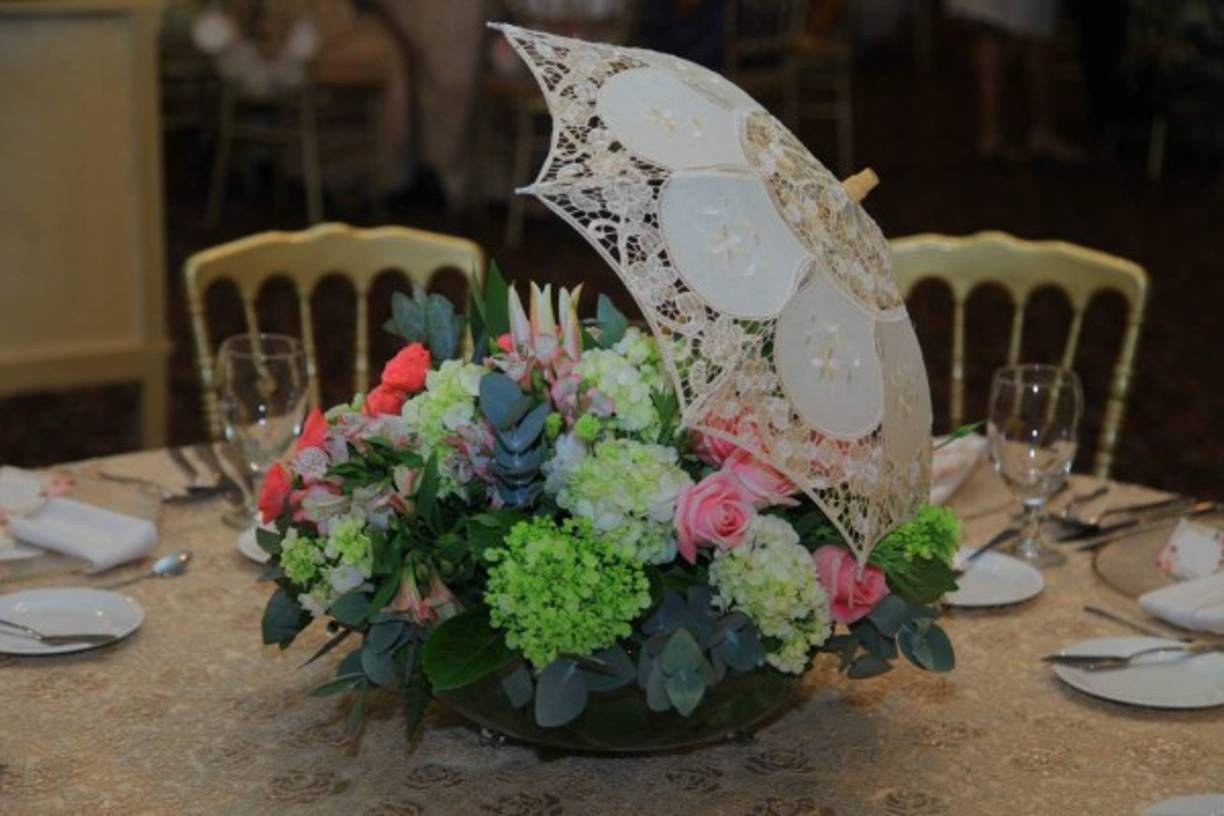 María Dolores Uclés de Rápalo y los floristas de Casa, jardín y más recrearon un auténtico té primaveral estilo francés con arreglos llamativos y delicados y juegos de té en porcelana iridiscente de colección familiar.