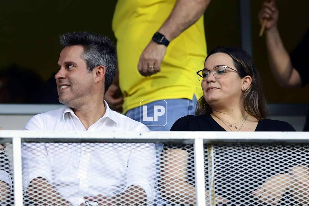 Los periodistas Copán Álvarez y Carmen Boquín sorprendieron al aparecer en el palco del Morazán.