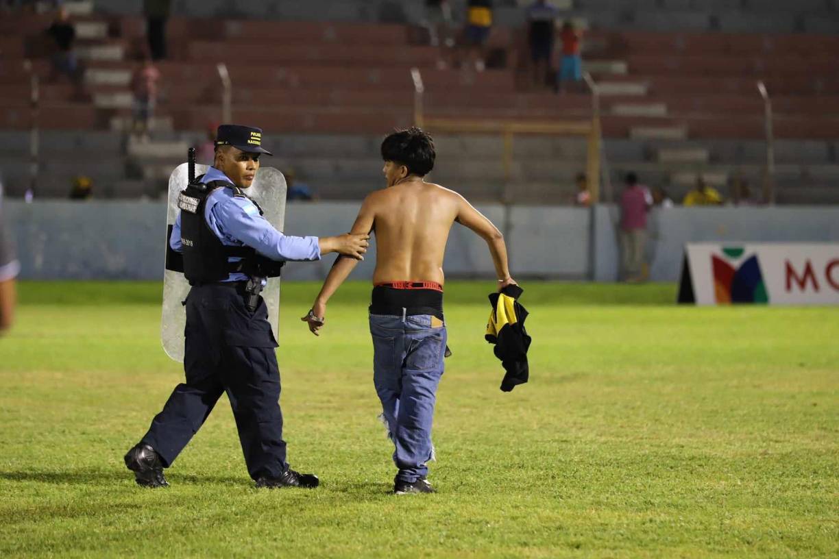 Las autoridades realizaron los protocolos y detuvieron al “infiltrado” en las instancias finales del partido. 