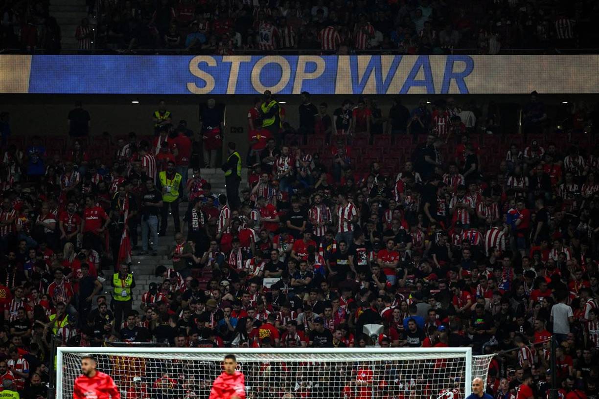 “Paren la guerra”: la rotulación en el Wanda Metropolitano.