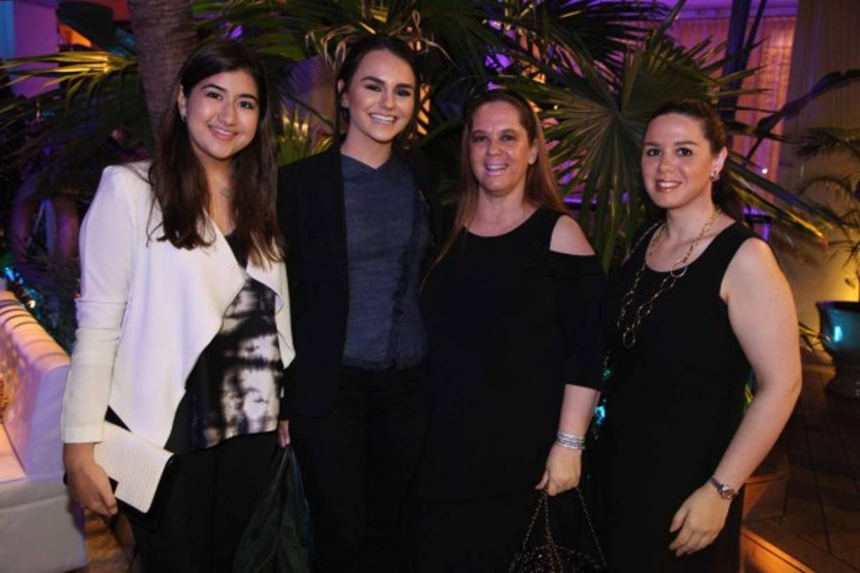 Luciana Sabillón y Gaby Maalouf con Debbie y Giordanna Kafati.