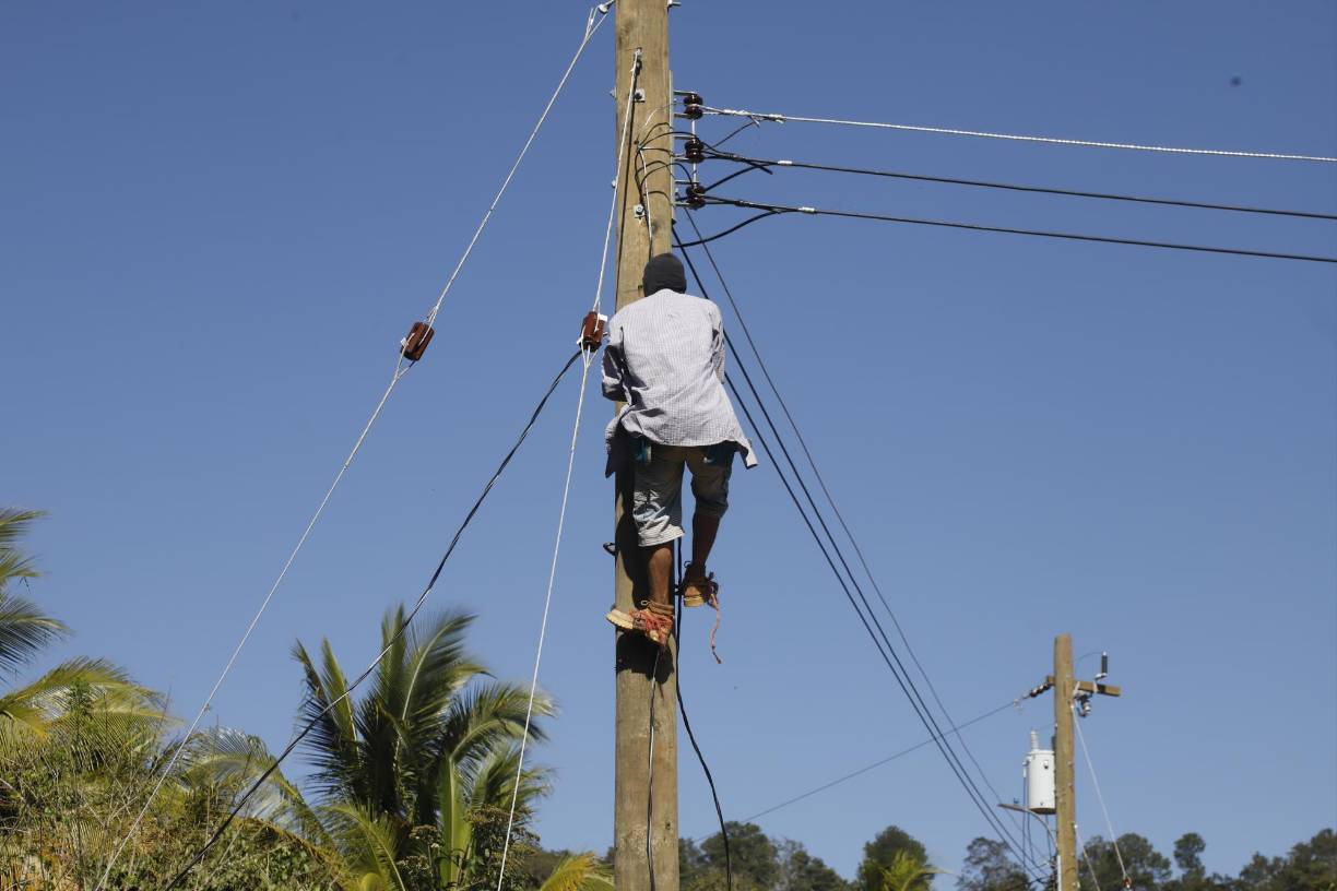 El tercer gran proyecto fue el de la energía eléctrica. Los lugareños habían ahorrado cerca de L50,000, así que, al ver su entusiasmo, Humanity and Hope comenzó a gestionar apoyo financiero con donantes de Estados Unidos en octubre de 2023, y solo cuatro meses después, la energía eléctrica llegó a la comunidad. 