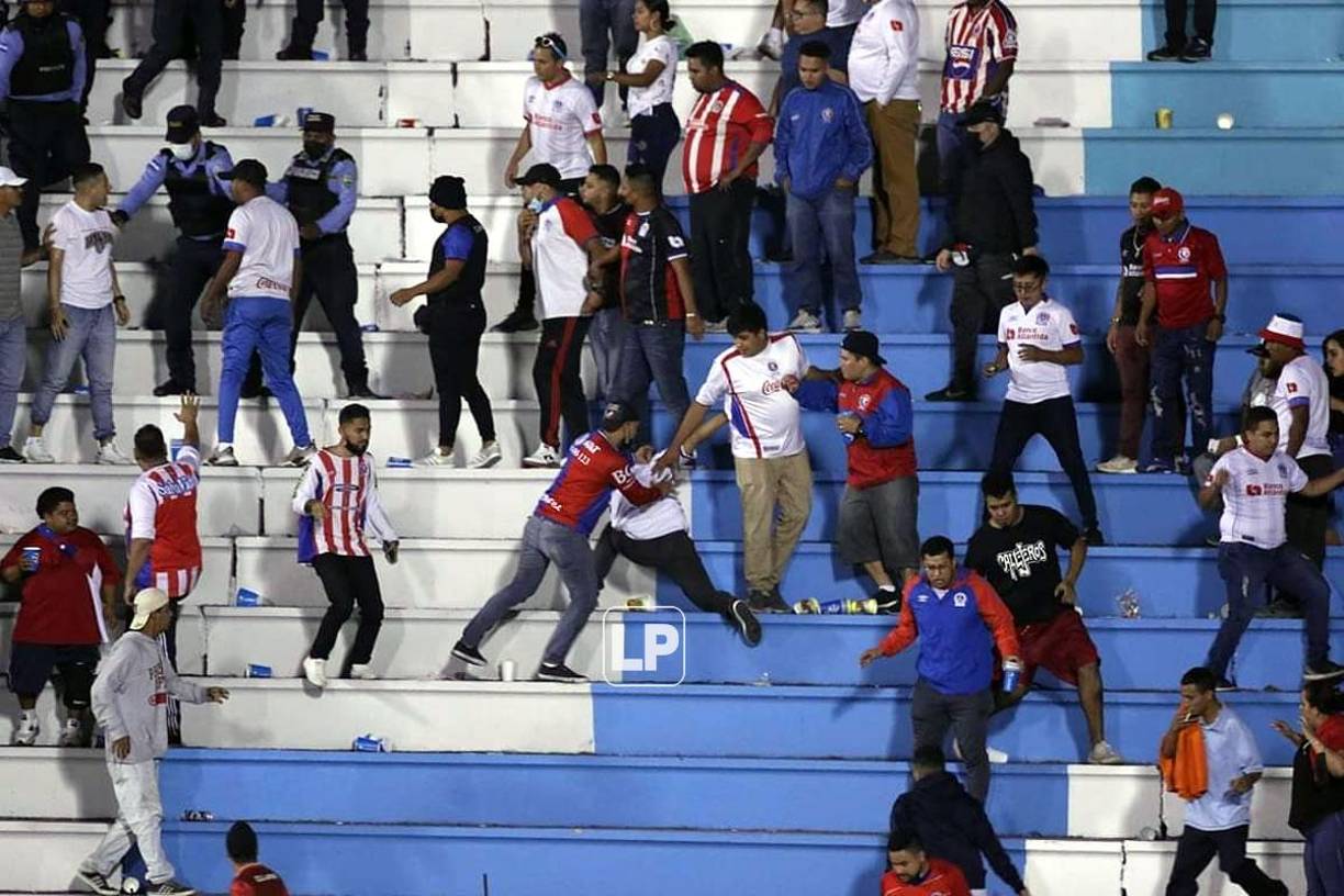Imágenes de la pelea de aficionados del Olimpia en las graderías del estadio Nacional Chelato Uclés.
