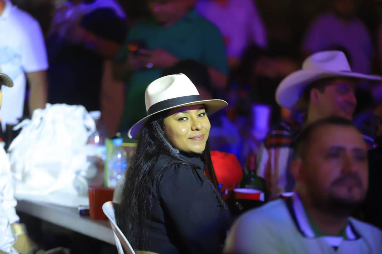 Preciosas mujeres llegaron al recinto para pasar disfrutar de una noche especial