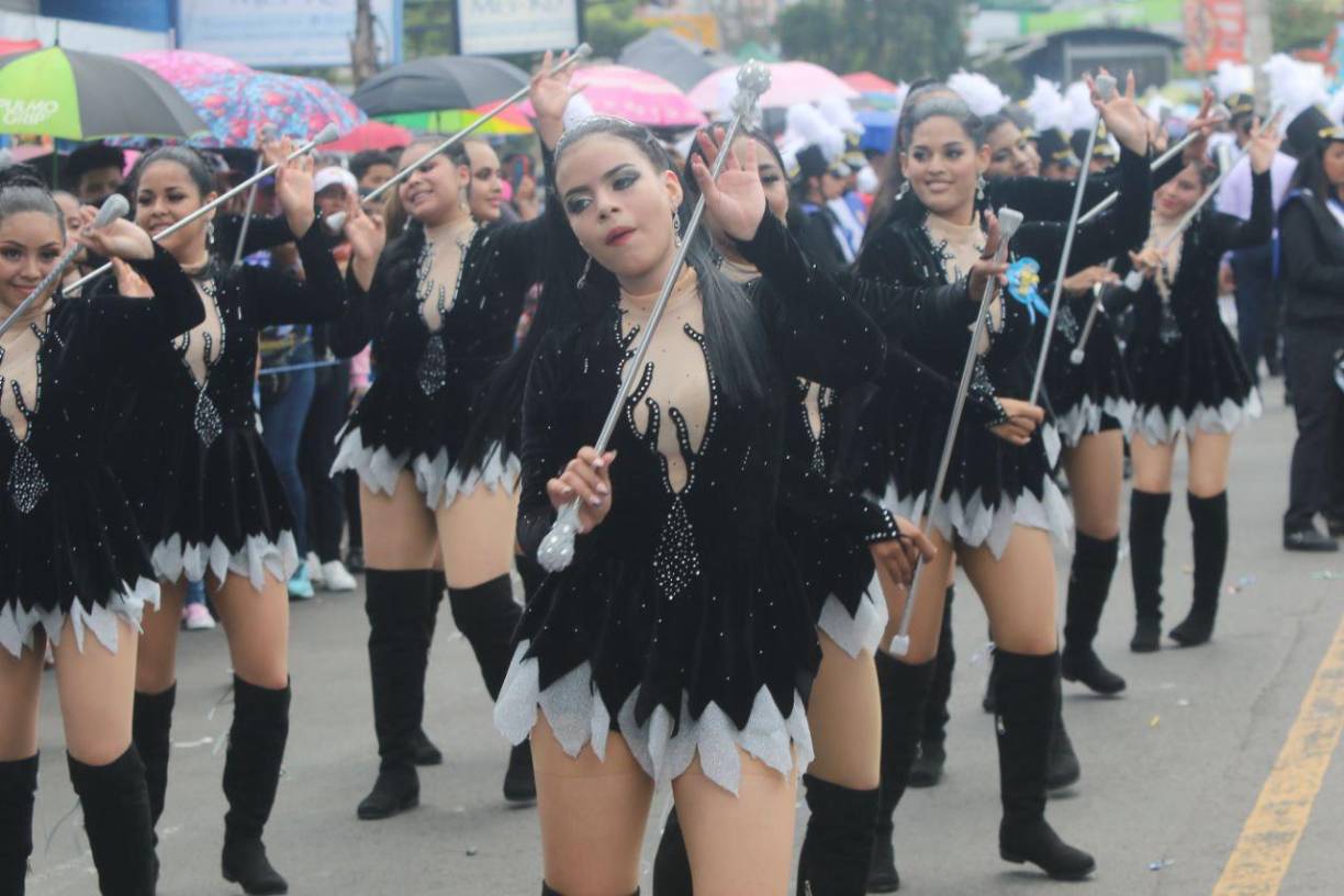 También lucieron bellas otras de las chicas que integraban el cuadro de palillonas del Hibueras. 