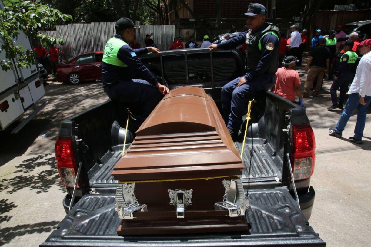 Familiares, amigos y conocidos de Zelaya llegaron hasta la morgue del Ministerio Público para reclamar su cuerpo.
