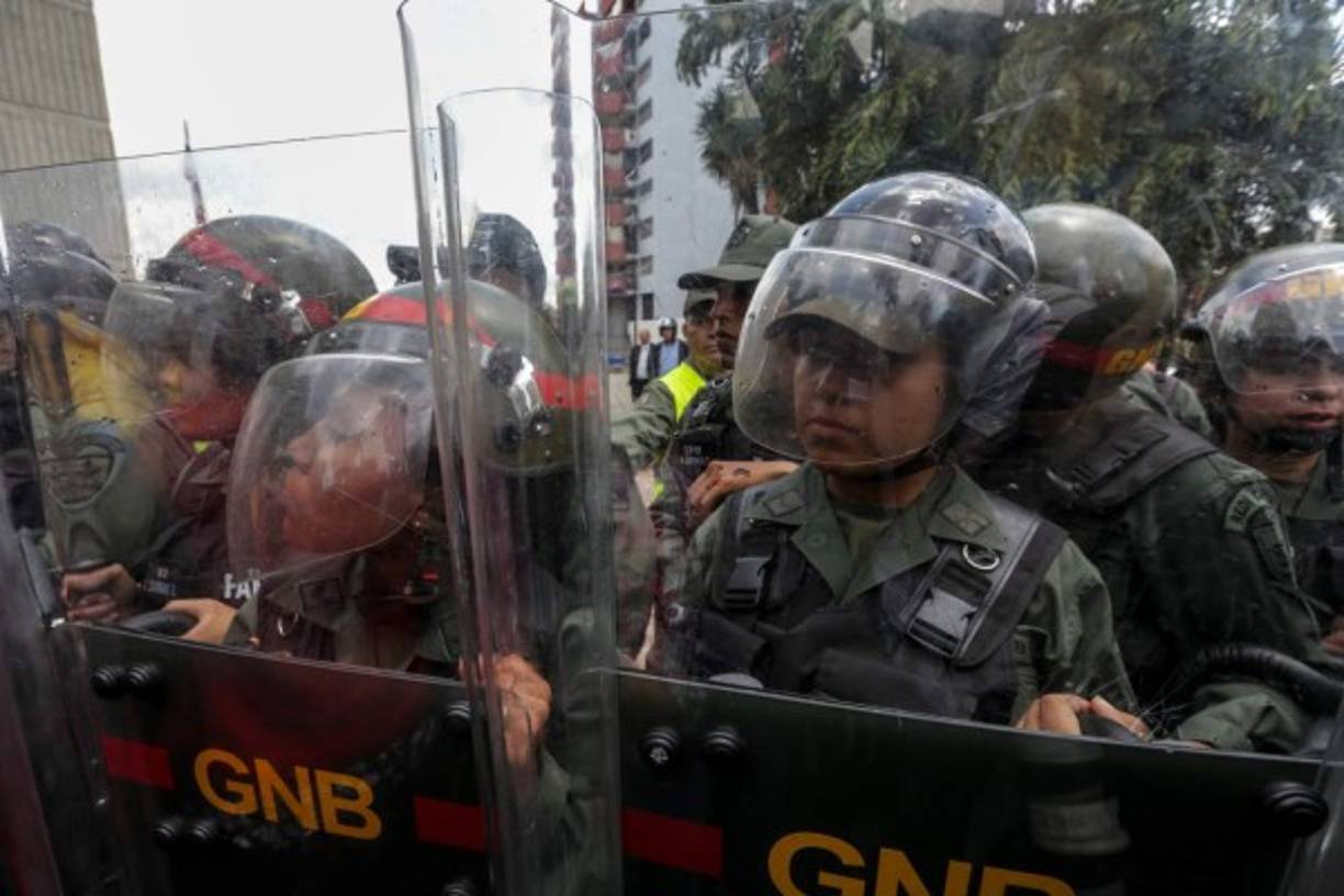 Los parlamentarios intentaron franquear una barrera de uniformados en medio de consignas contra la corte y su fallo, que la mayoría opositora en el Legislativo denunció más temprano como un 'golpe de Estado' del presidente Nicolás Maduro.
