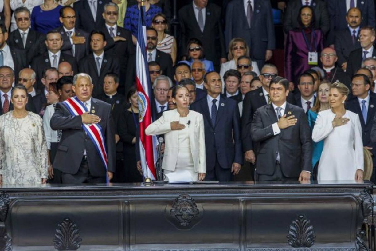 A sus 38 años Alvarado, un exrockero y escritor, se convierte en unos de los presidentes más jóvenes de su país, y además ha conformado un gabinete con una mayoría de mujeres (56 por ciento) por primera vez en la historia de Costa Rica.