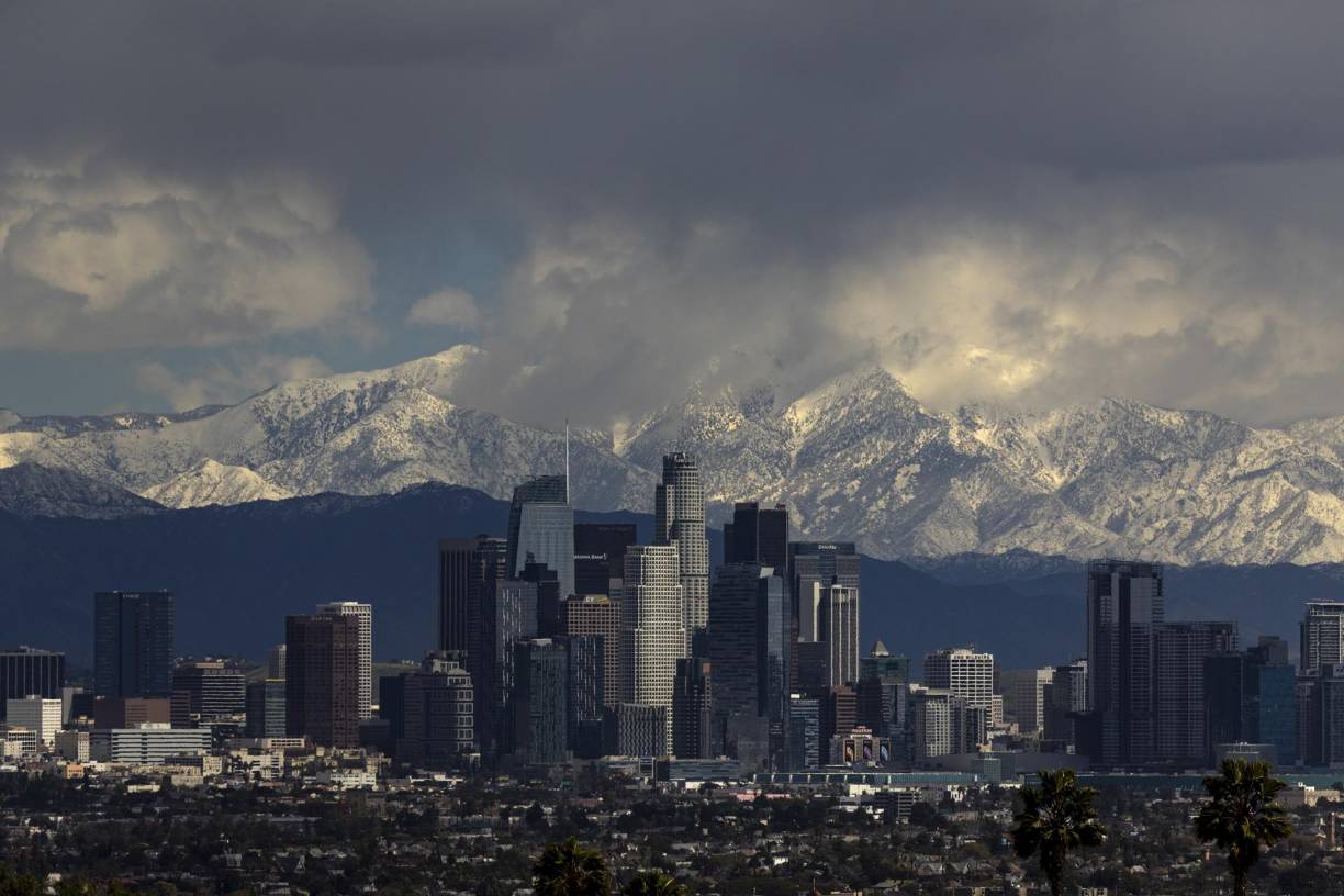 Las advertencias de inundaciones fueron emitidas para regiones de los condados de Ventura, Los Ángeles y Santa Bárbara, donde se esperaban unos 2,5 centímetros de lluvia en una hora.