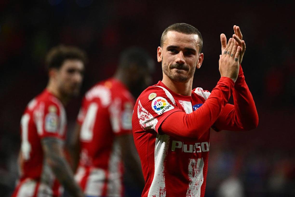 Antoine Griezmann aplaude el apoyo de la afición del Atlético de Madrid.