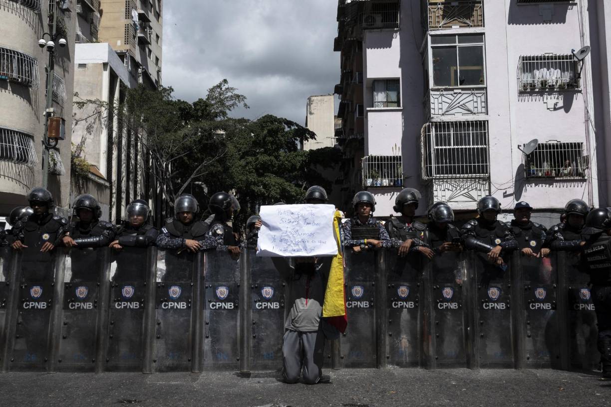 Agentes antimotines formaron barreras en varios puntos del recorrido para impedir el bloqueo de vías. Algunos de los manifestantes les pedían incoporarse a la lucha para lograr ingresos “dignos” en el país donde el salario mínino equivale a unos 7 dólores.”¡Policía escucha, únete a la lucha!”, coreaban.