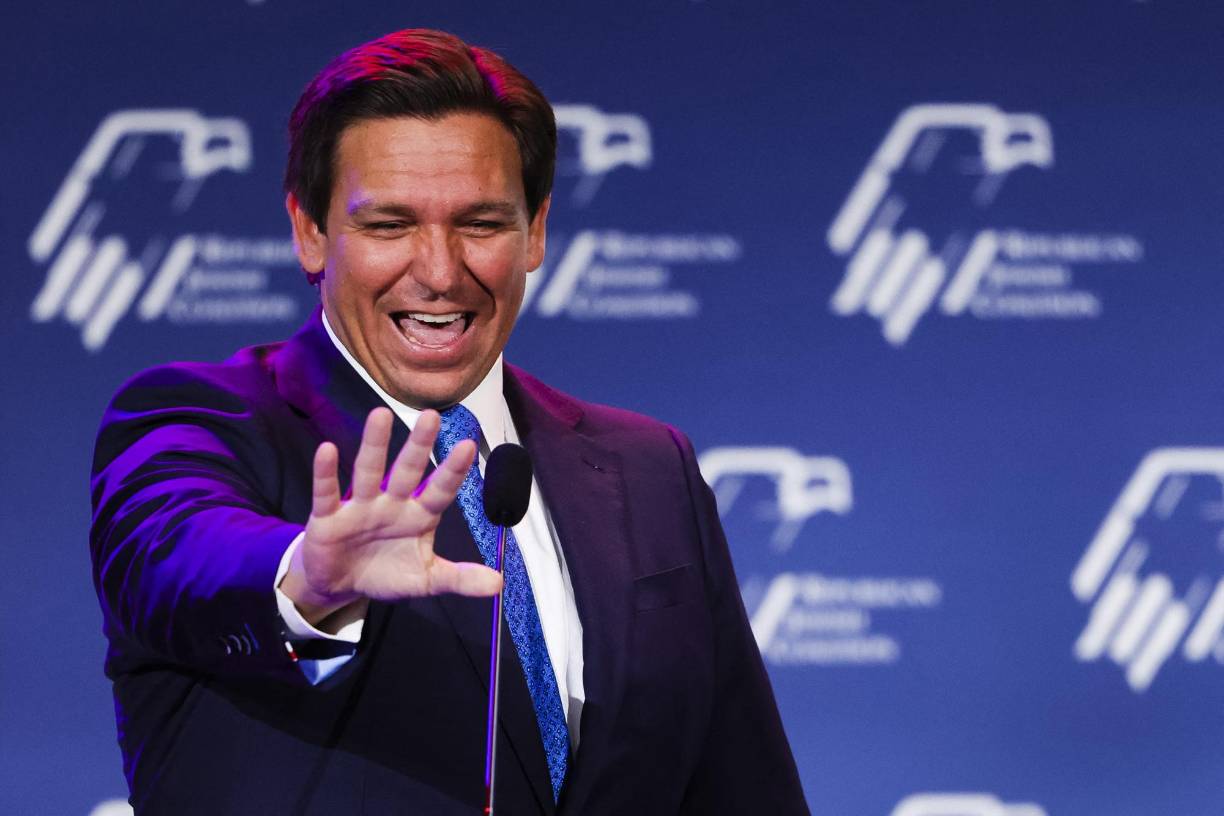 Estrella emergente de la derecha estadounidense, el gobernador de Florida Ron <b>DeSantis</b> espera ver cómo sus posturas más duras en materia de inmigración, aborto o cuestiones de género le impulsan hacia la Casa Blanca, para disgusto de Donald Trump.