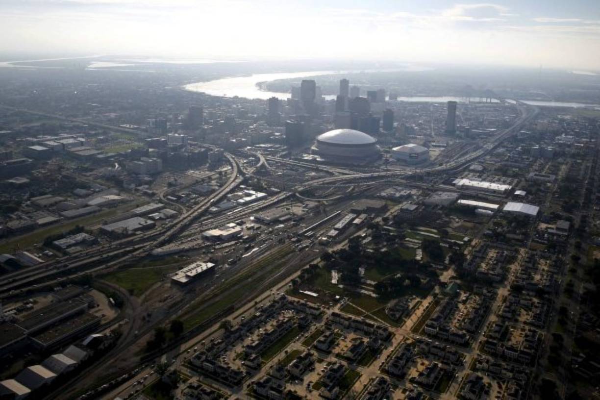 KATRINA (2005)<br/>Más de 1.800 personas murieron en el sur de Estados Unidos luego de que el huracán Katrina comenzara a azotar el 29 de agosto a Luisiana, Mississippi, Florida y Alabama.<br/>Katrina, uno de los huracanes más violentos en la historia del país, desplazó a más de un millón de personas.<br/>El costo de la tormenta, que inundó gran parte de Nueva Orleans, llegó a unos 150.000 millones de dólares.<br/>El ciclón, que llegó con lluvias torrenciales y vientos de más de 240 km/h hizo estallar las represas del Lago Pontchartrain, que bordea el norte de la ciudad. Sus aguas llegaron al centro histórico, que se convirtió en una trampa mortal para cientos de habitantes.<br/>