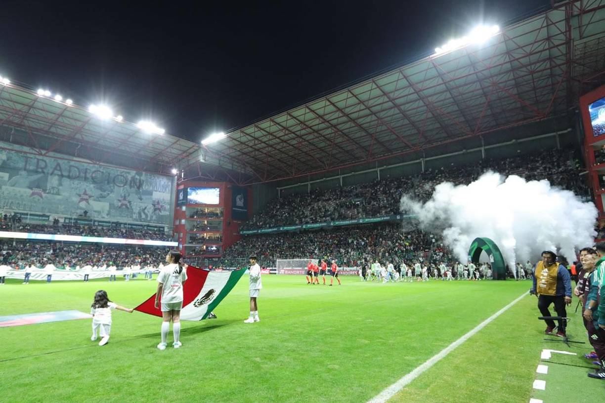 La salida de los equipos a la cancha del estadio Nemesio Diez en la altura de Toluca.