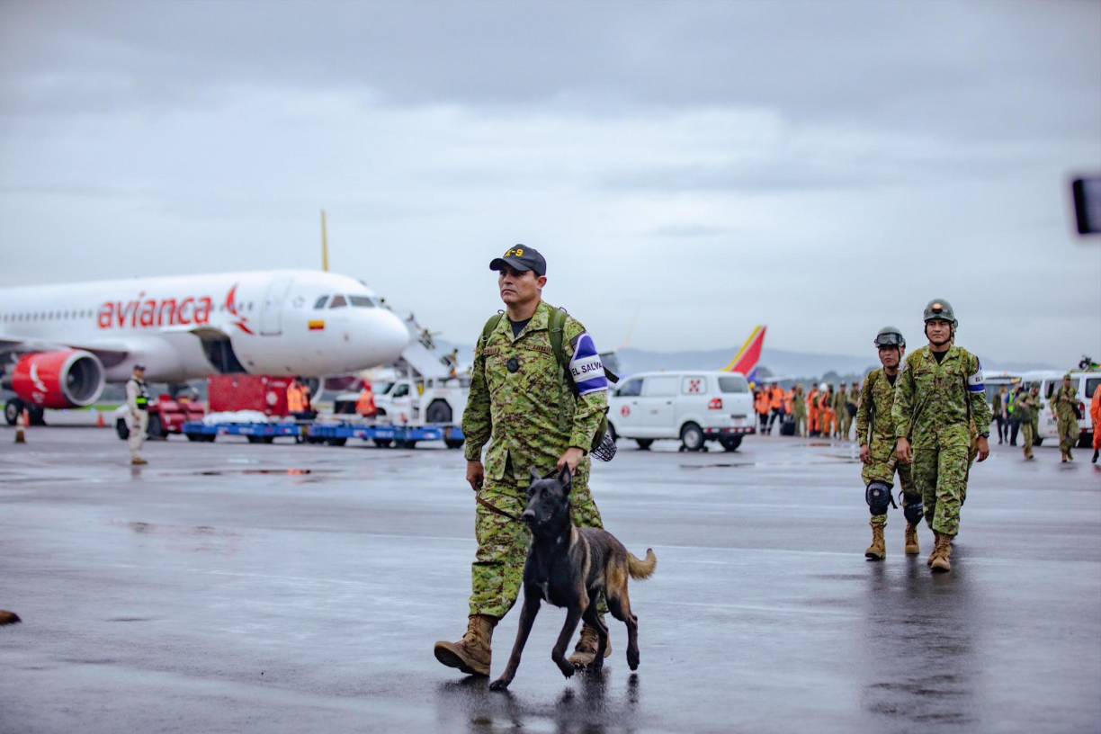 La primera comitiva, integrada por rescatistas, bomberos, médicos, militares, entre otros equipos, llegó esta mañana al aeropuerto internacional Juan Santamaría, desde donde serán trasladados a las zonas afectadas por el remanente de la tormenta tropical Rafael.