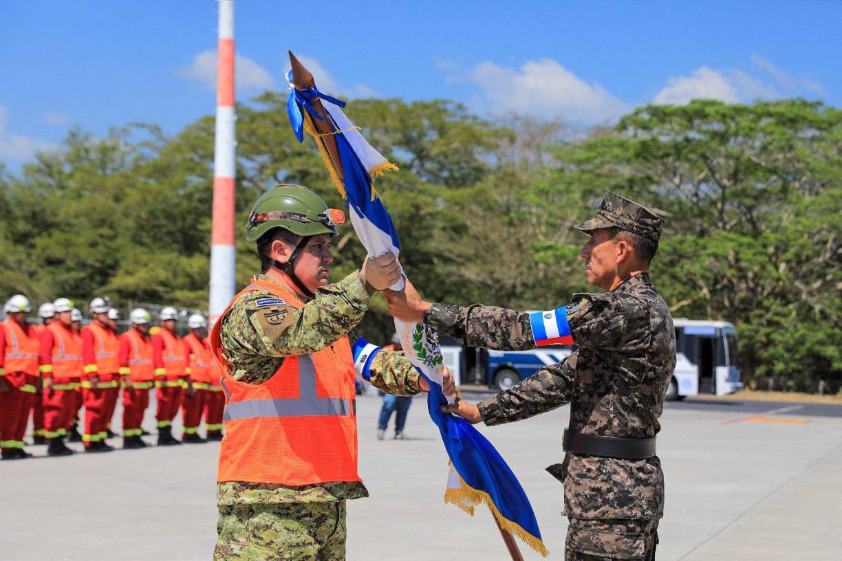 El equipo será reforzado por 2 perros de rescate, según dijo a periodistas el ministro de Defensa, René Merino Monroy.