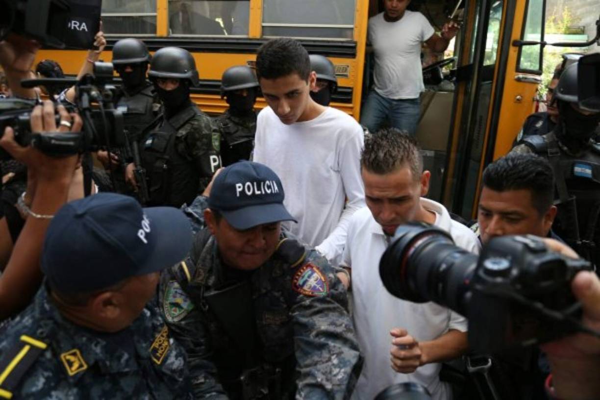 'Decí la verdad', decía en coro este jueves un grupo de personas a José Carlos Zamora quien llegó esposado en un bus a los juzgados capitalinos en donde comparecería ante un juez para el reinicio de la audiencia inicial.<br/>